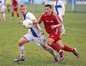 Jungen die auf dem Spielfeld
