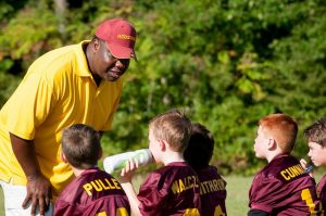 Trainer mit seinen Spielern